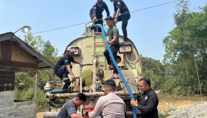 Dibalik Teriknya Halong : Ketika Polisi Tak Hanya Menjaga Keamanan, Tapi Juga Menjemput Air untuk Warga