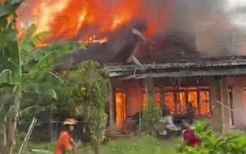 Api Siang Hari Lahap Tiga Rumah di Jaranih, Warga Berjuang Selamatkan Harta Benda