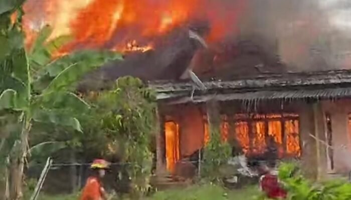 Api Siang Hari Lahap Tiga Rumah di Jaranih, Warga Berjuang Selamatkan Harta Benda