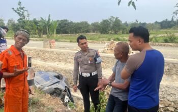 Kurang Konsentrasi, Minibus Terjun ke Selokan di Jalan Lingkar HST