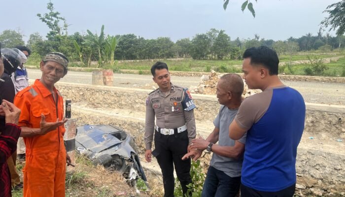 Kurang Konsentrasi, Minibus Terjun ke Selokan di Jalan Lingkar HST