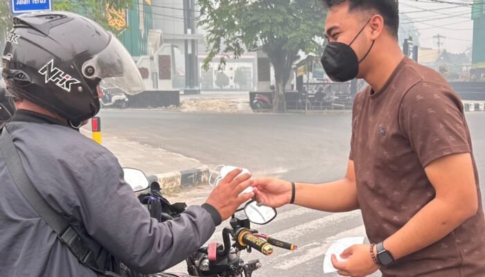 PWI Balangan bagikan ratusan masker untuk pengendara