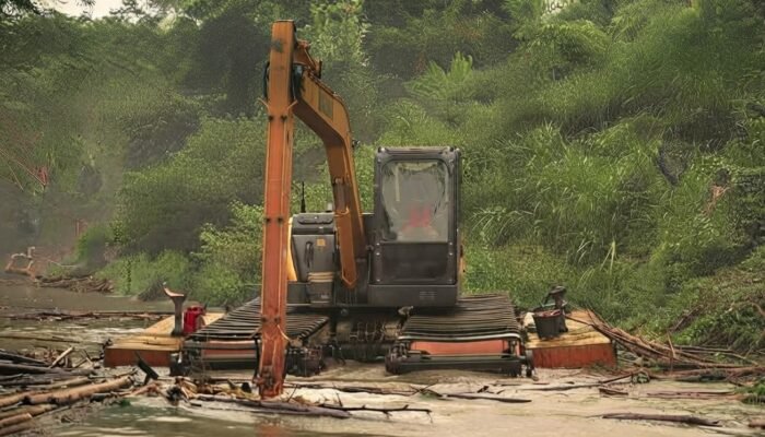 Dinas PUPR HST Bersihkan Sumbatan Sungai Aluan Bakti hingga Jaranih Usai Banjir