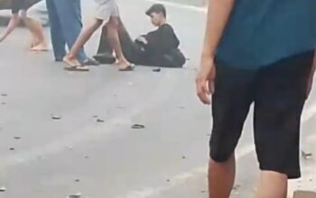 Motor Masuk Kolong Truk Box di Tikungan Pemangkih HST, Pengendara Dilarikan ke Rumah Sakit